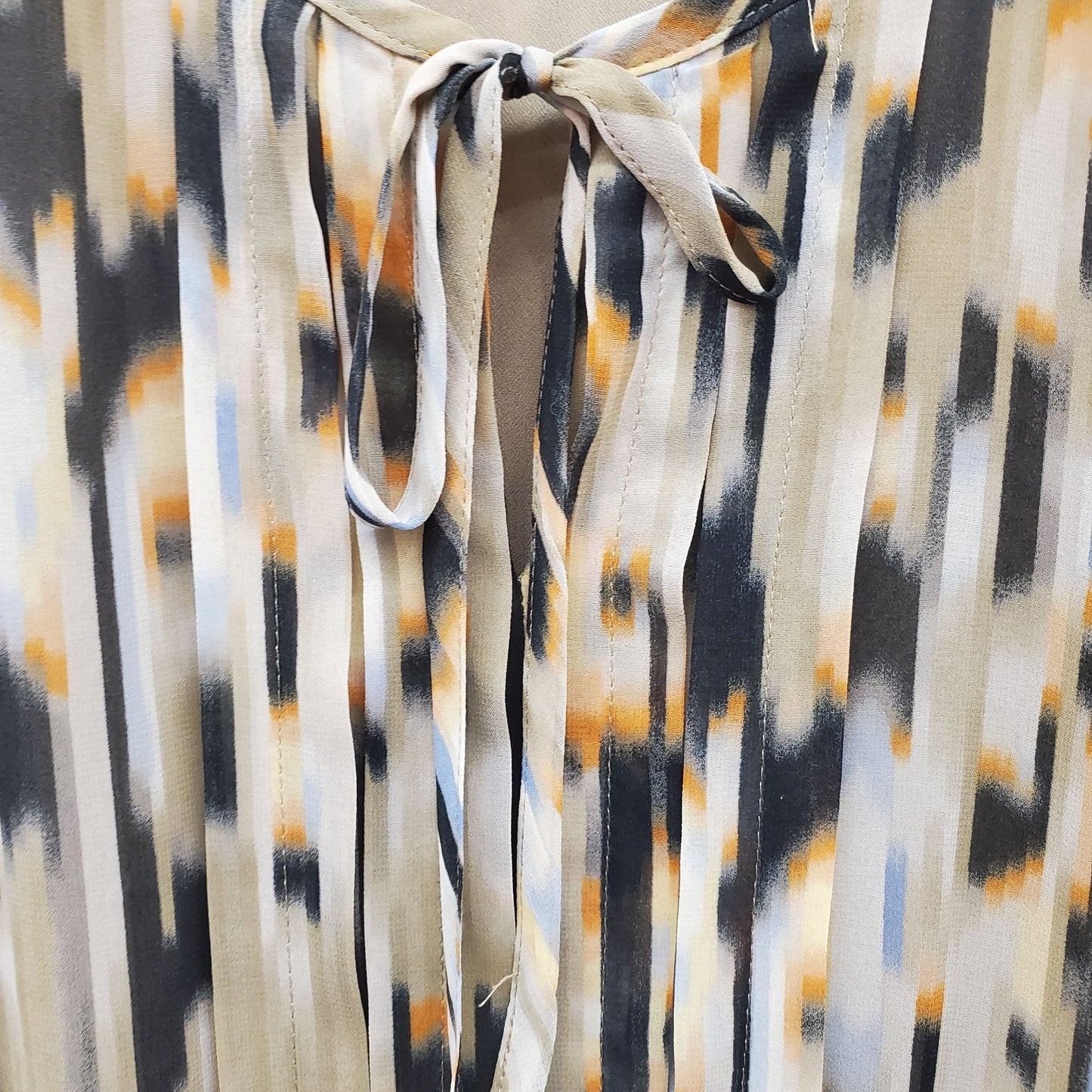 Ellen Tracy Pattern Tie Front Gather Waist Blouse
